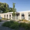 Dagactiviteitencentrum (DAC) Gorinchem met moderne entree en aangelegde tuin.