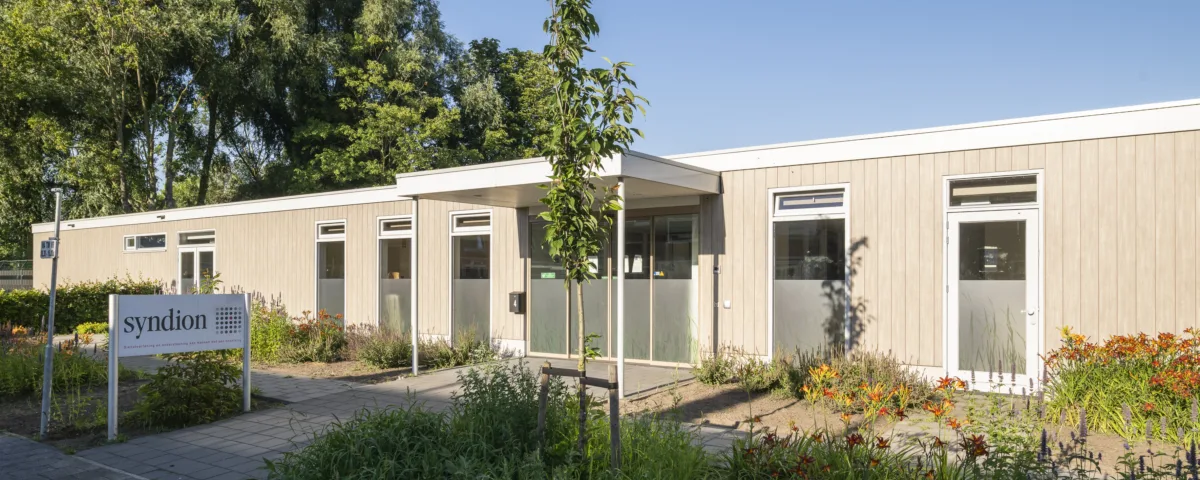 Dagactiviteitencentrum (DAC) Gorinchem met moderne entree en aangelegde tuin.
