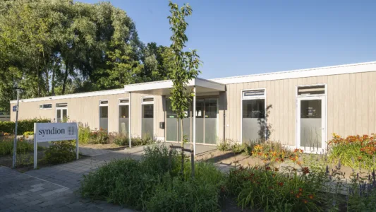 Dagactiviteitencentrum (DAC) Gorinchem met moderne entree en aangelegde tuin.