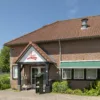 Dagbestedingslocatie De Hoeff met boerderijwinkel en entree aan de voorzijde van het gebouw.