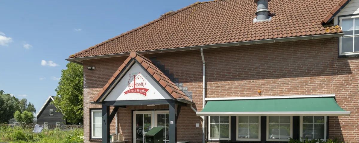 Dagbestedingslocatie De Hoeff met boerderijwinkel en entree aan de voorzijde van het gebouw.
