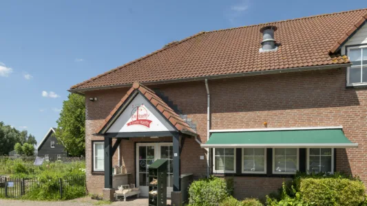 Dagbestedingslocatie De Hoeff met boerderijwinkel en entree aan de voorzijde van het gebouw.