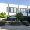 Woonlocatie Haarstraat in Gorinchem met een gezamenlijke binnentuin, bloembakken en zitgelegenheid.