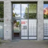 Hoofdingang van woonlocatie Leerpark met toegangsdeur, intercom en brievenbussen.