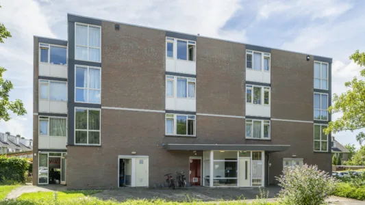 Vooraanzicht van woonlocatie Minnaertweg, een appartementencomplex met meerdere verdiepingen en een centrale entree.